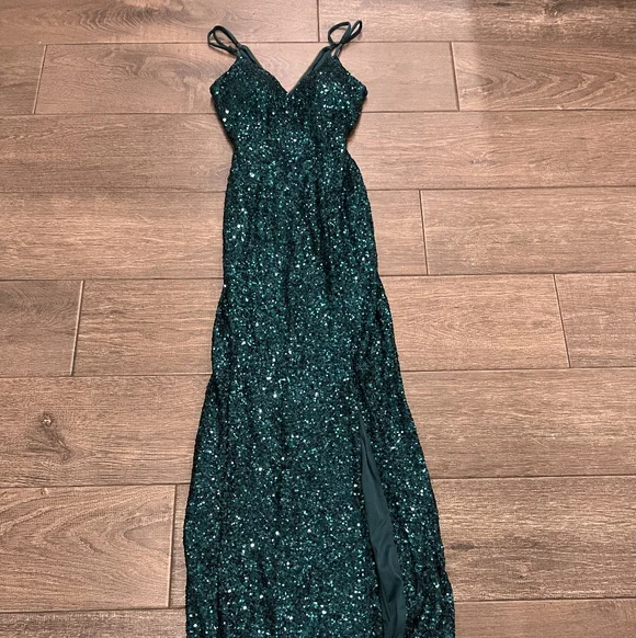 Elegant Green Sequin Evening Gown - Picture 2 of 7